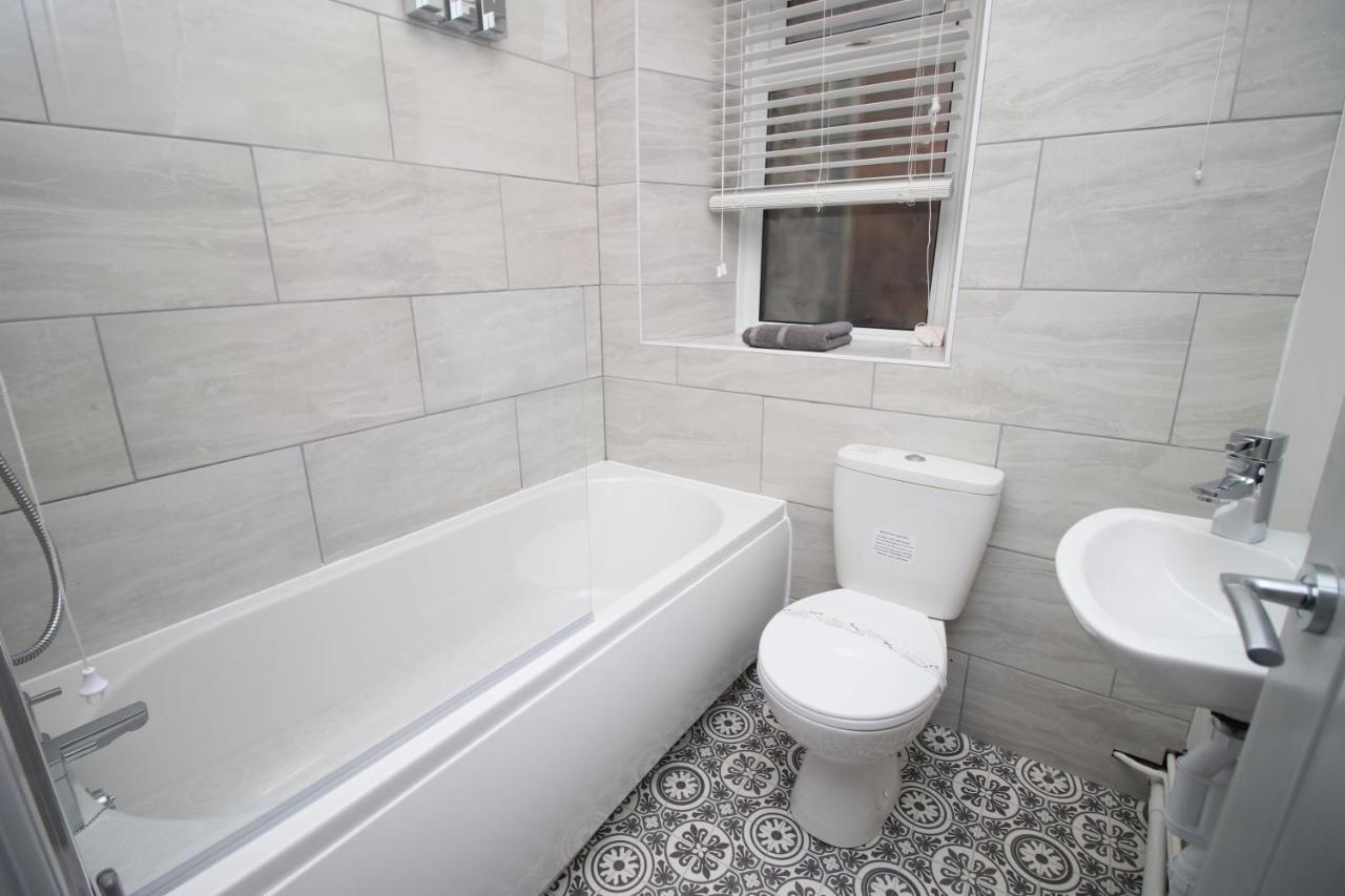 Appartamento Sleeps 6, Smart Tv'S, Parking Swansea & Morriston Hospital Esterno foto